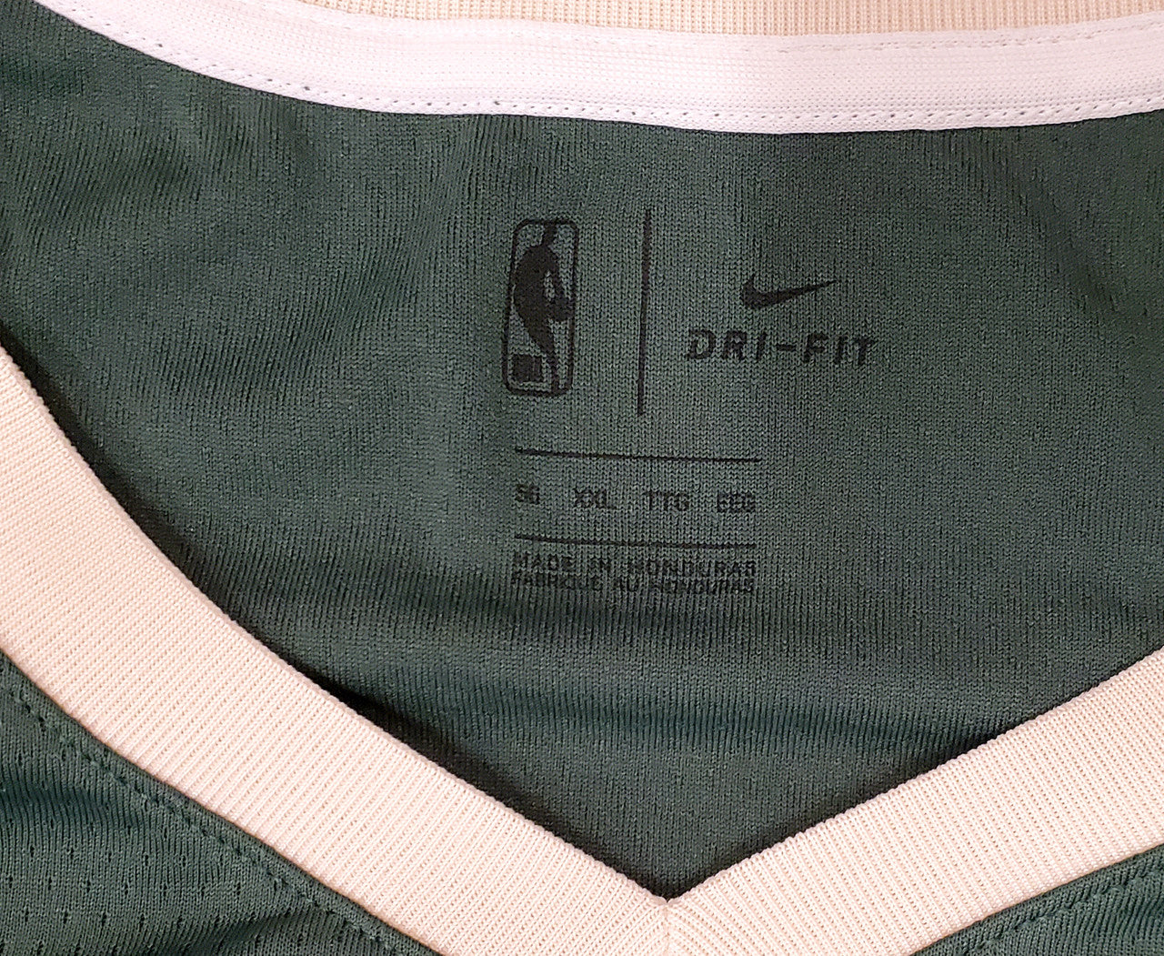 Milwaukee Bucks Giannis Antetokounmpo Autographed Green Nike Jersey Size XXL Beckett BAS Stock #191165