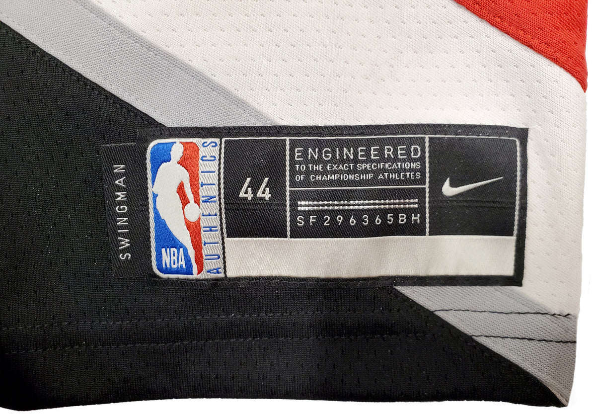 Portland Trail Blazers Damian Lillard Autographed Black Nike Jersey Size M Beckett BAS Stock #195899