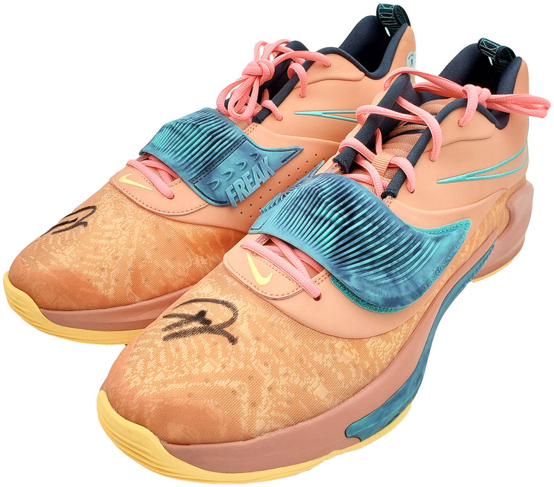Giannis Antetokounmpo Autographed Crimson Nike Zoom Freak Shoes Bucks Size 16 Pair Beckett BAS QR Stock #197440