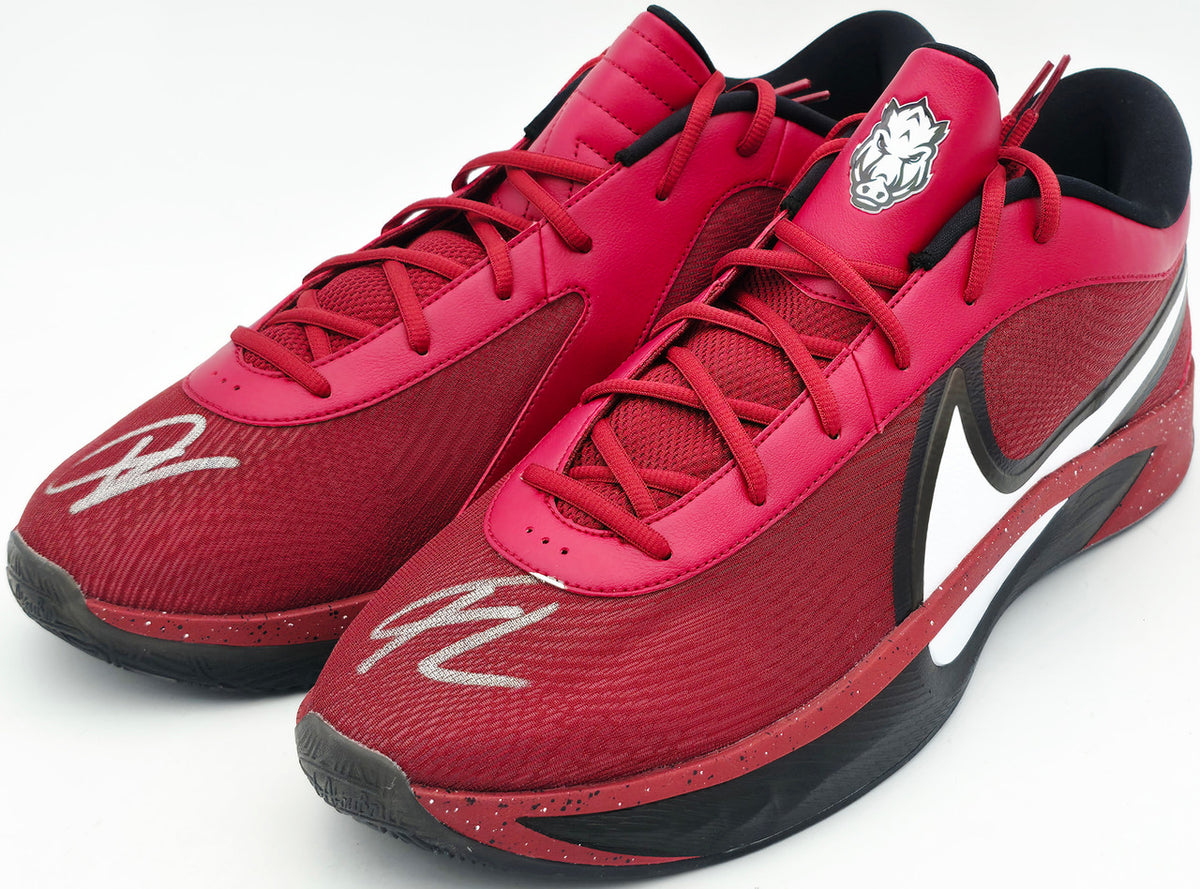 Giannis Antetokounmpo Autographed 2021 Player Exclusive (PE) Promo Zoom Freak 2 Shoes Bucks Size 17 Beckett BAS Witness Stock #252593