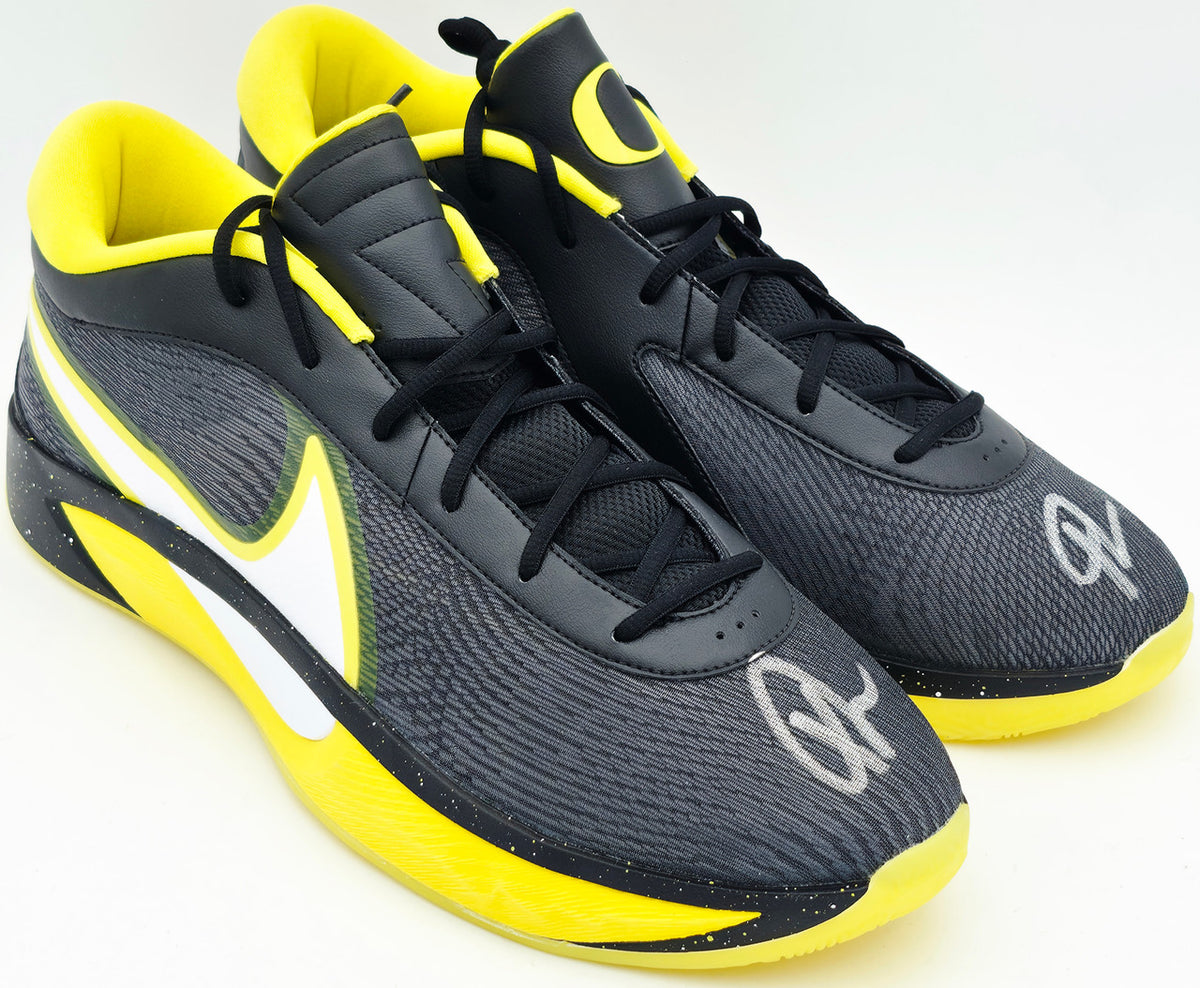 Giannis Antetokounmpo Autographed 2021 Player Exclusive (PE) Promo Nike Zoom Freak 2 MSCO Shoes Bucks Size 17 Beckett BAS Witness Stock #252595