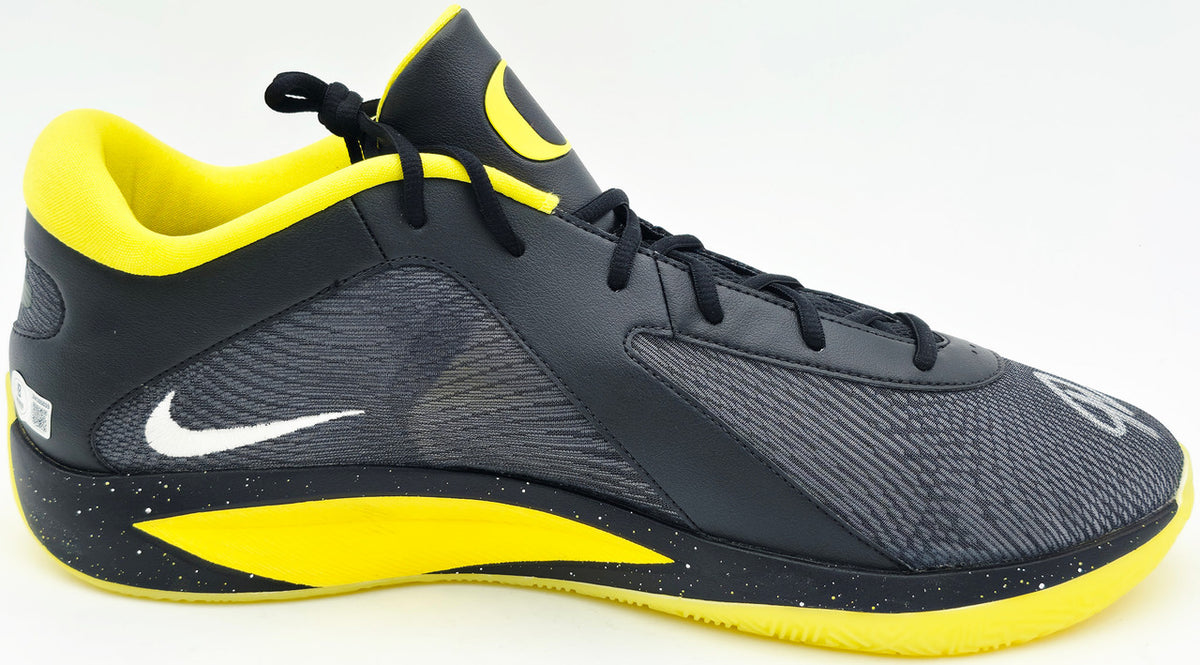Giannis Antetokounmpo Autographed 2021 Player Exclusive (PE) Promo Nike Zoom Freak 2 MSCO Shoes Bucks Size 17 Beckett BAS Witness Stock #252595