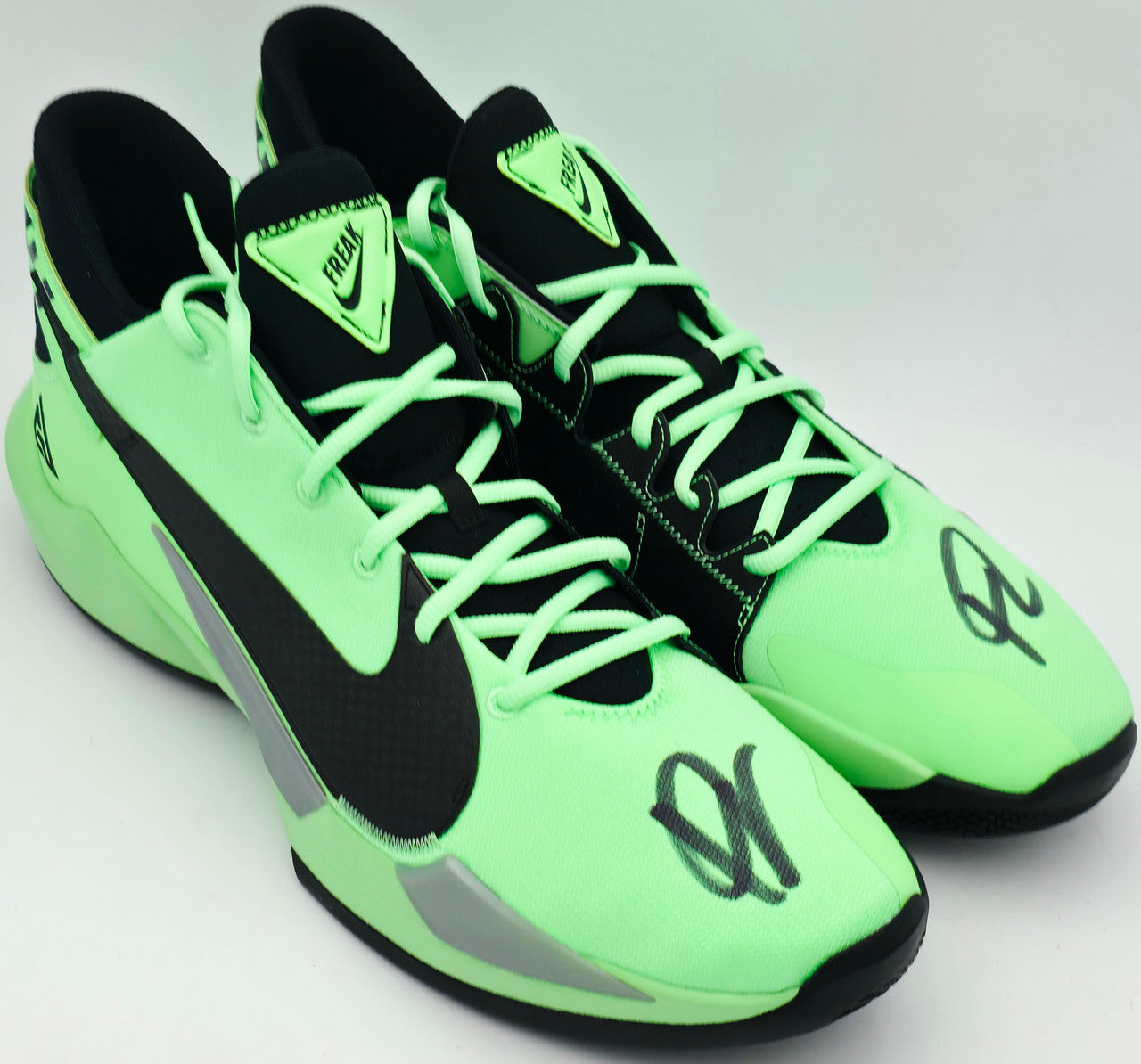 Giannis Antetokounmpo Autographed 2021 Player Exclusive (PE) Promo Arizona Navy Nike Zoom Freak 3 NCAA Shoes Size 17 (With Box) Beckett BAS Witness #3W396373 & #3W396374