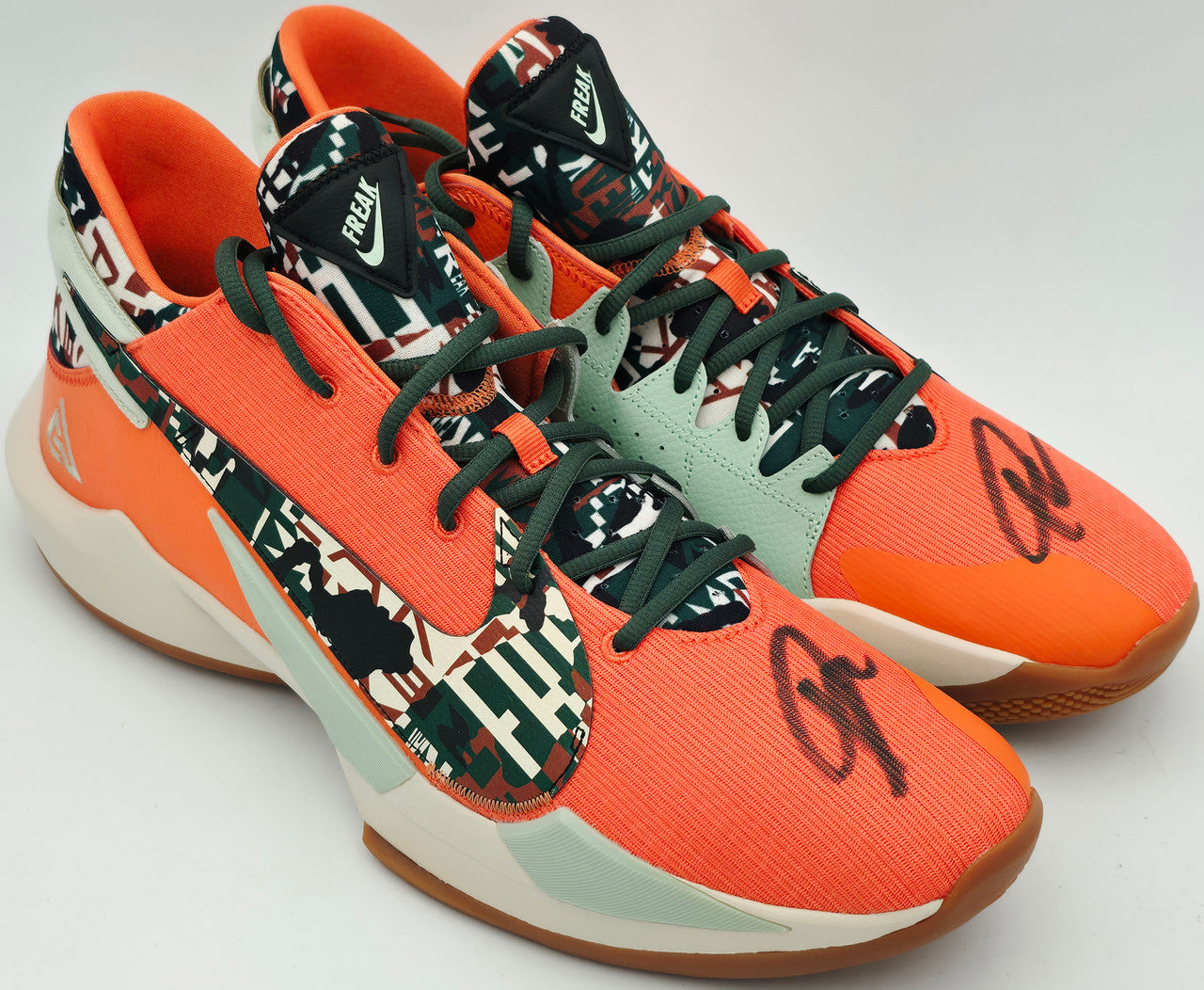 Giannis Antetokounmpo Autographed 2023 Player Exclusive (PE) Promo Nike Immortality 3 Shoes Bucks Size 17 (No Box) Beckett BAS Witness #3W396614 & #3W396615