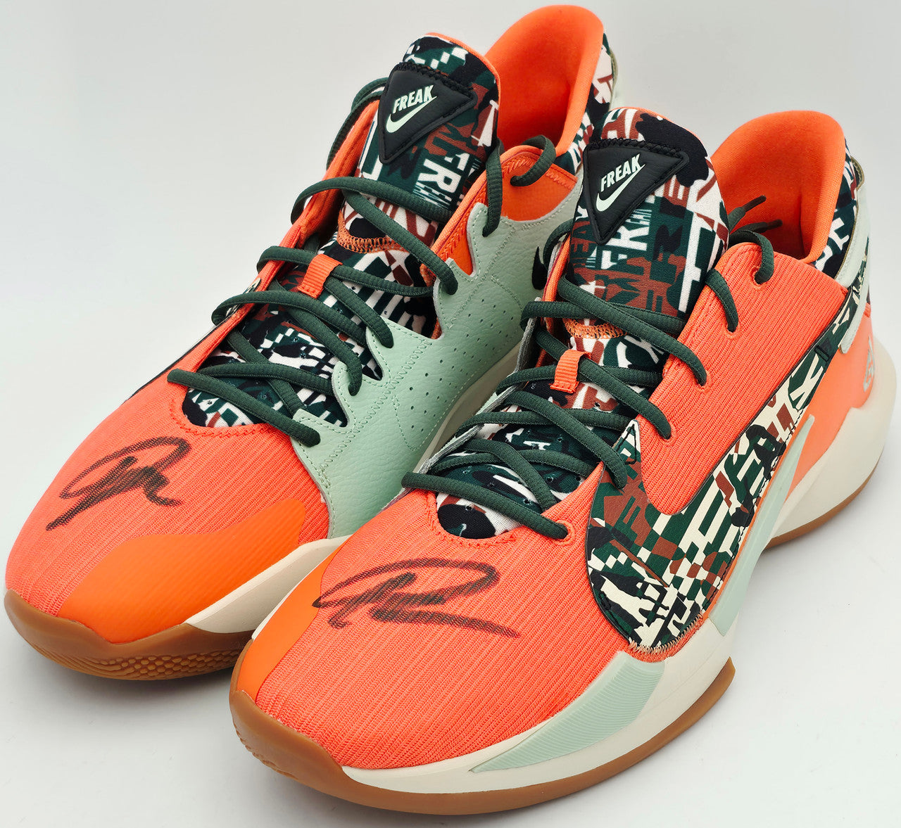 Giannis Antetokounmpo Autographed 2023 Player Exclusive (PE) Promo Nike Immortality 3 Shoes Bucks Size 17 (No Box) Beckett BAS Witness #3W396614 & #3W396615