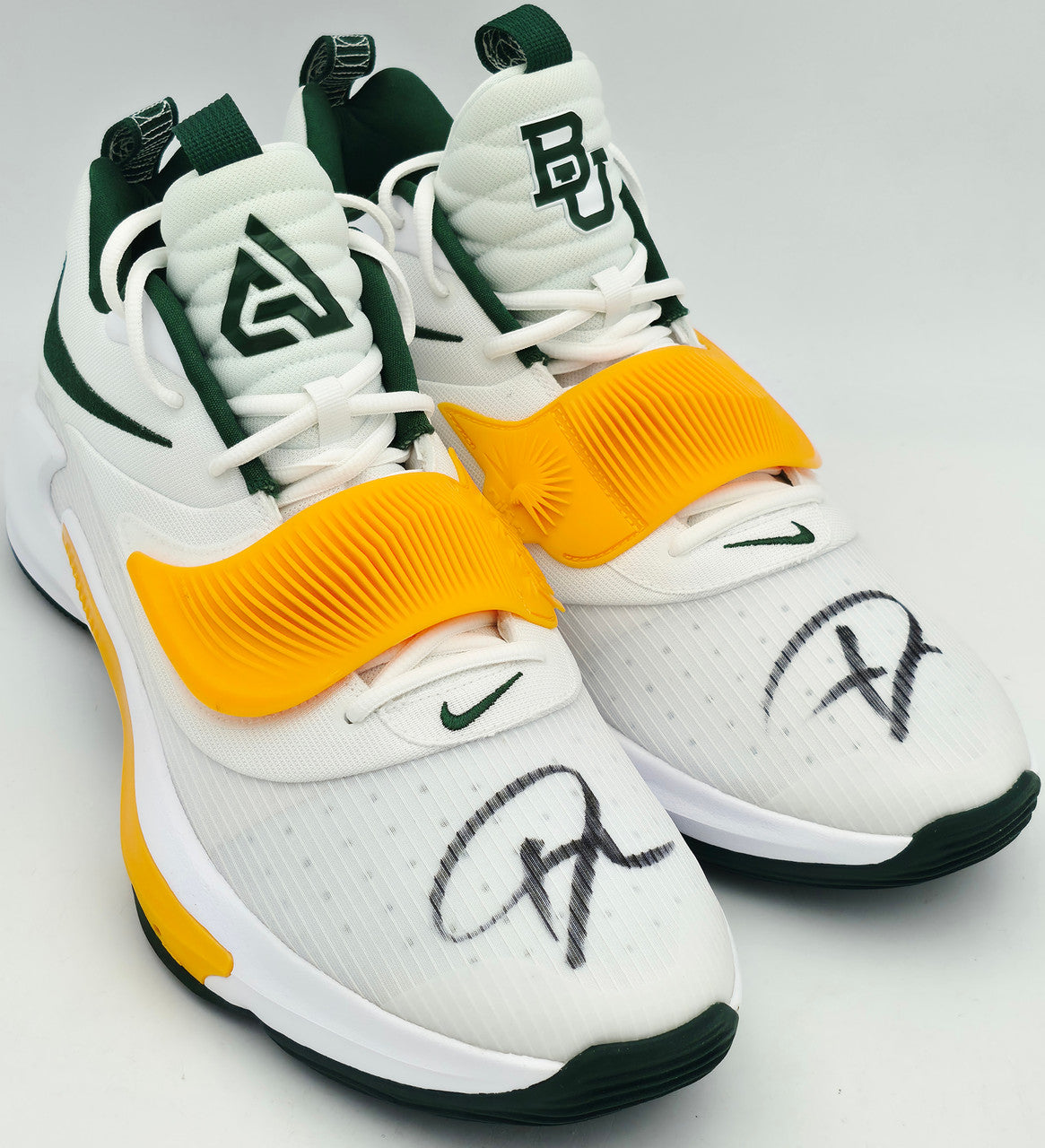 Giannis Antetokounmpo Autographed 2022 Player Exclusive (PE) Promo Oregon White Nike Zoom Freak 4 NCAA Shoes Size 16 (With Box) Beckett BAS Witness #3W396811 & #3W396812