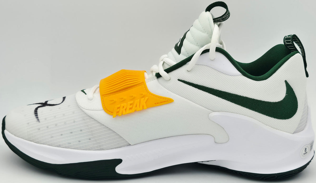 Giannis Antetokounmpo Autographed 2022 Player Exclusive (PE) Promo Oregon White Nike Zoom Freak 4 NCAA Shoes Size 16 (With Box) Beckett BAS Witness #3W396811 & #3W396812