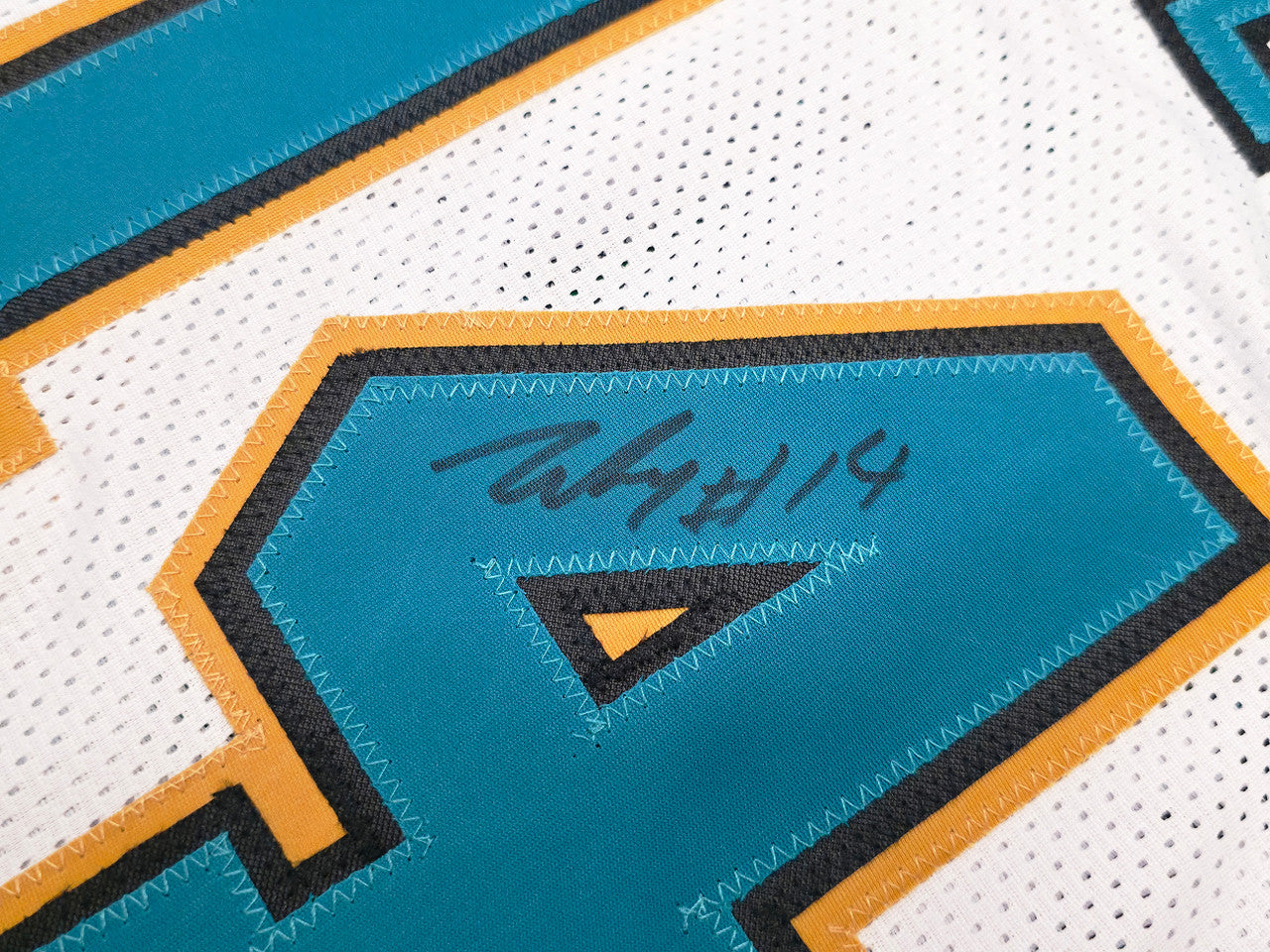 Memphis Grizzlies Zach Edey Autographed White Jersey Beckett BAS Witness Stock #253326