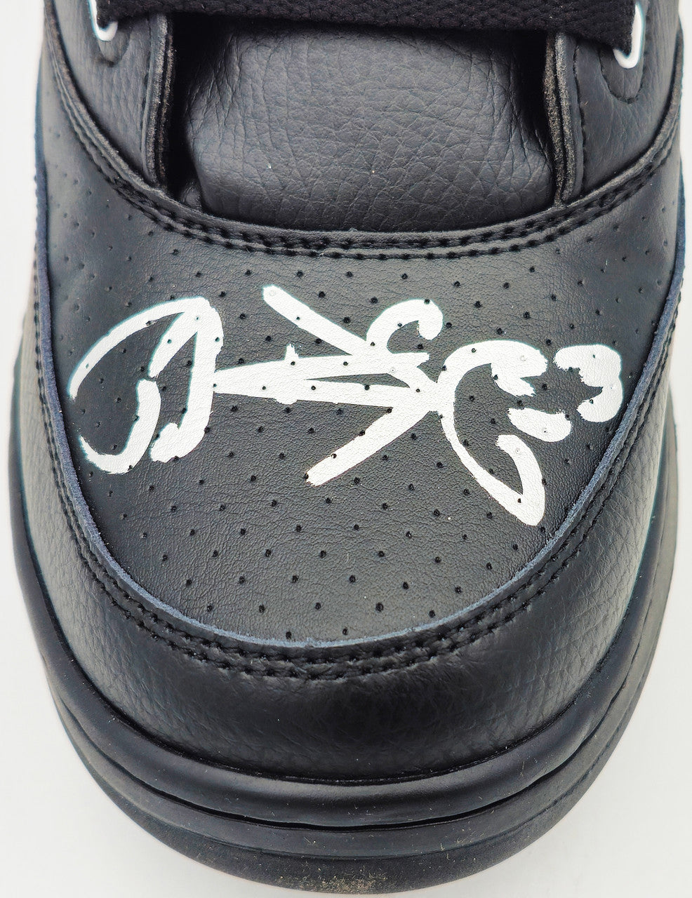Patrick Ewing Autographed Black Ewing Athletics 33 HI Right Shoe New York Knicks Size 13 Beckett BAS Witness Stock #236552