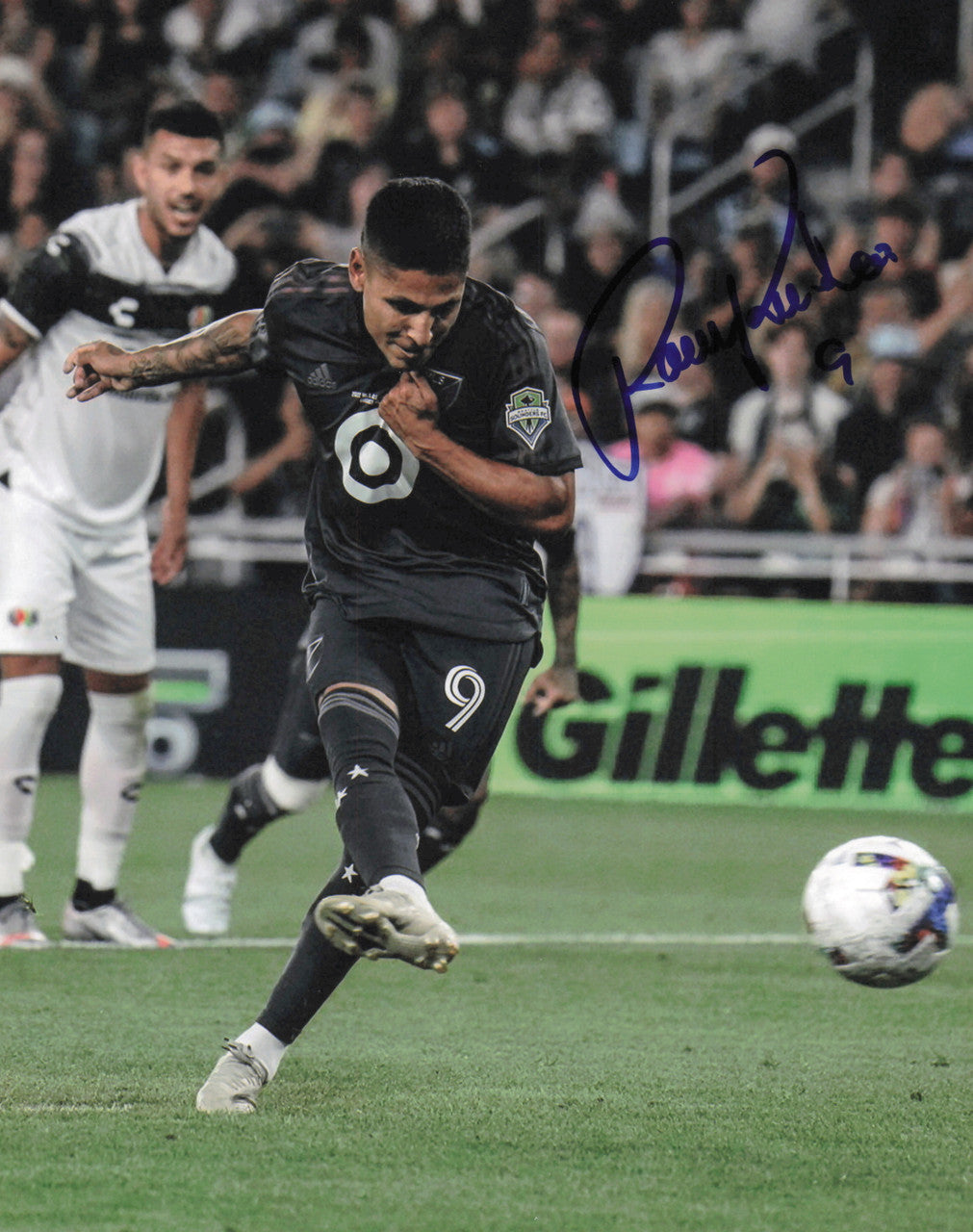 Raul Ruidiaz Autographed 8x10 Photo Seattle Sounders SKU #244086