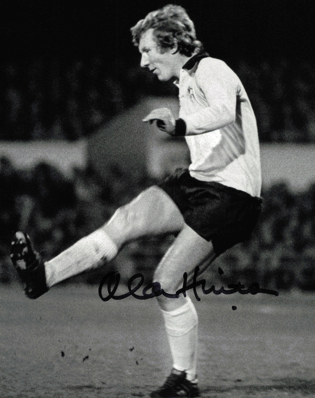 Alan Hinton Autographed 8x10 Photo England National Football Team SKU #244196