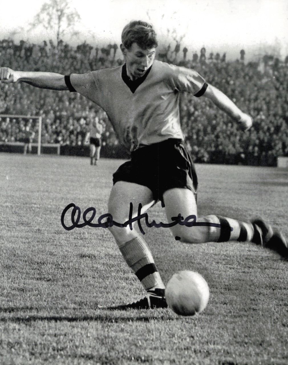 Alan Hinton Autographed 8x10 Photo England National Football Team SKU #244197