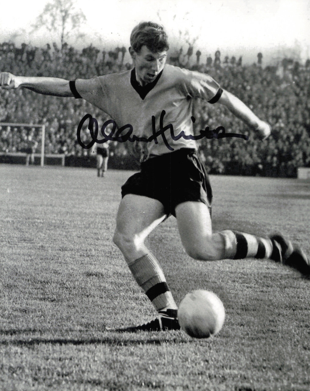 Alan Hinton Autographed 8x10 Photo England National Football Team SKU #244203