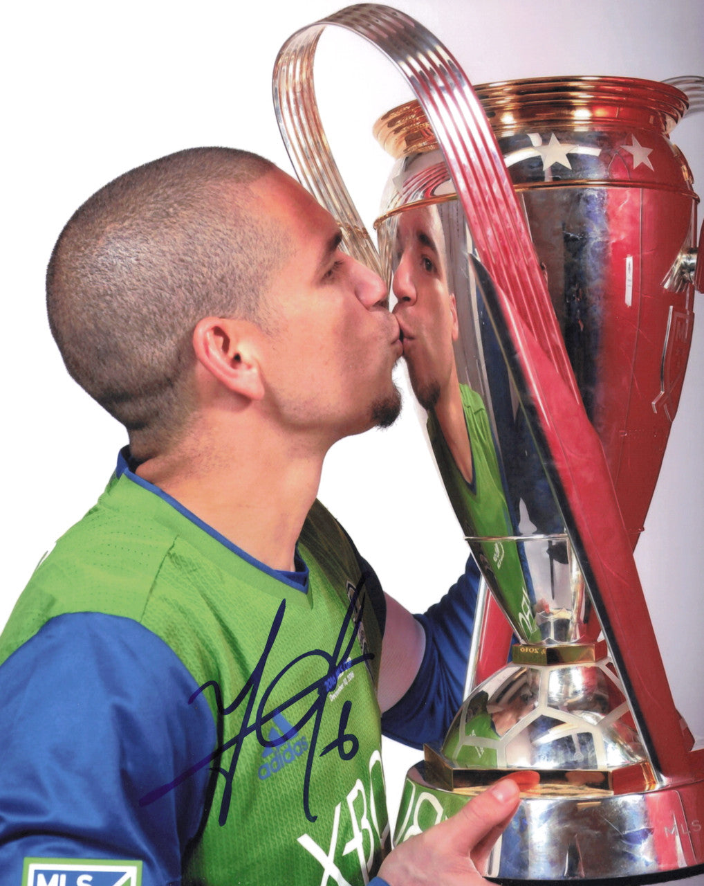 Osvaldo Alonso Autographed 8x10 Photo Seattle Sounders SKU #244373