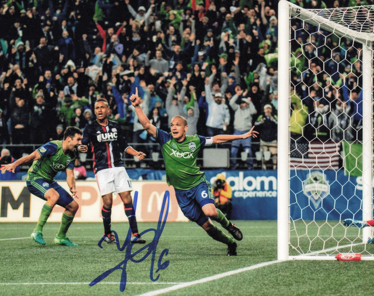 Osvaldo Alonso Autographed 8x10 Photo Seattle Sounders SKU #244378