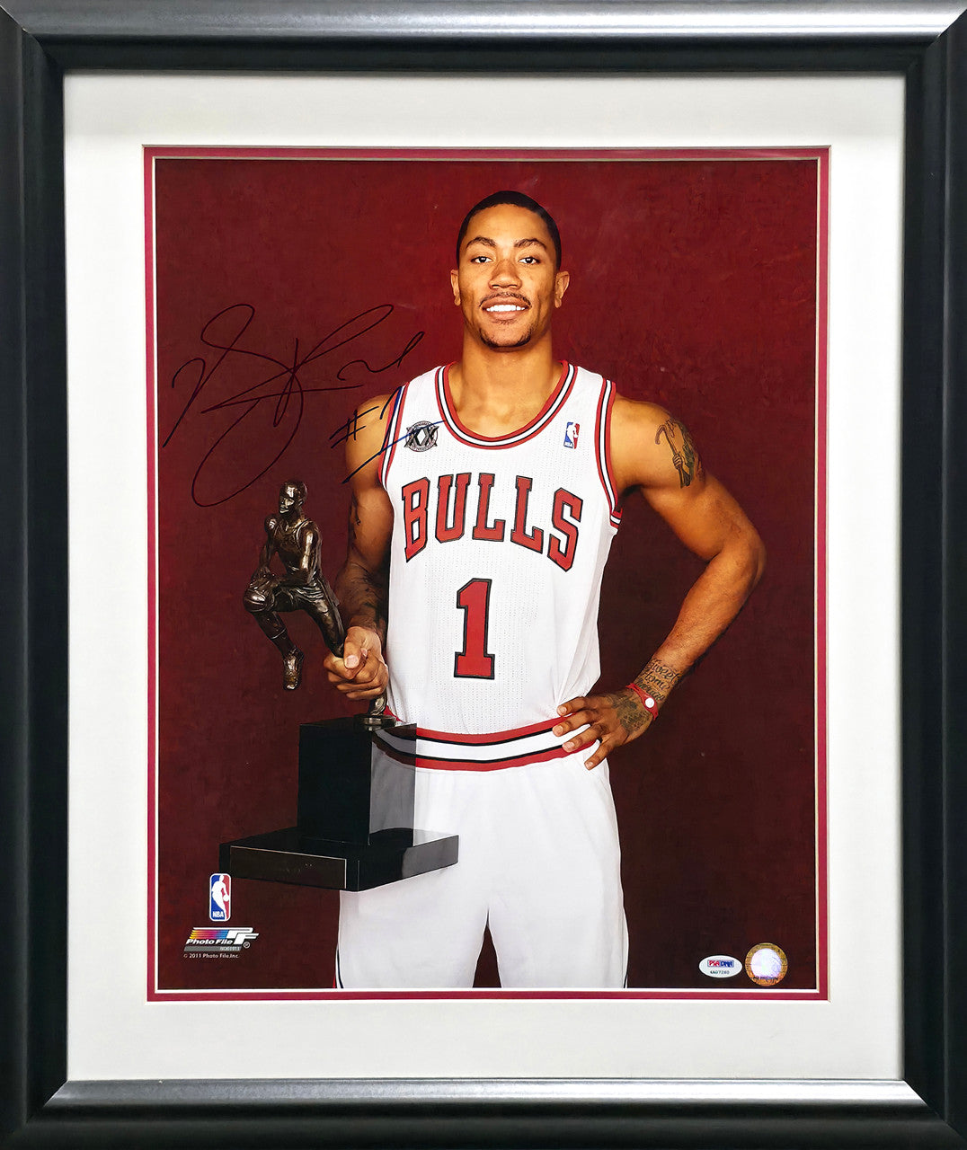 Derrick Rose Autographed Framed 16x20 Photo Chicago Bulls MVP Trophy PSA/DNA #4A07260