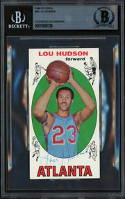 Lou Hudson Autographed 1969-70 Topps Rookie Card #65 Atlanta Hawks Beckett BAS #19958729