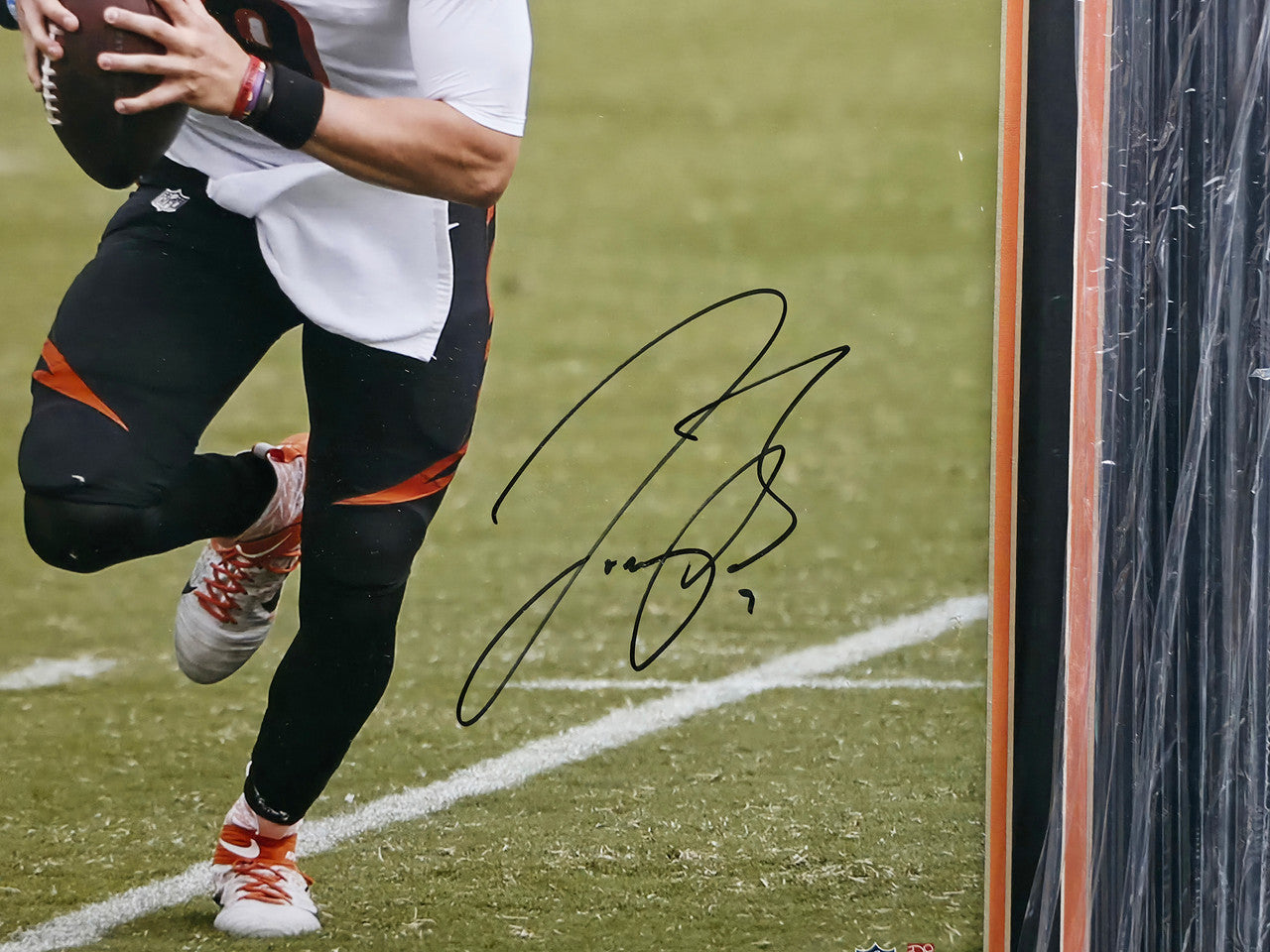 Joe Burrow Autographed Framed 16x20 Photo Cincinnati Bengals Fanatics Holo #DQ16474335