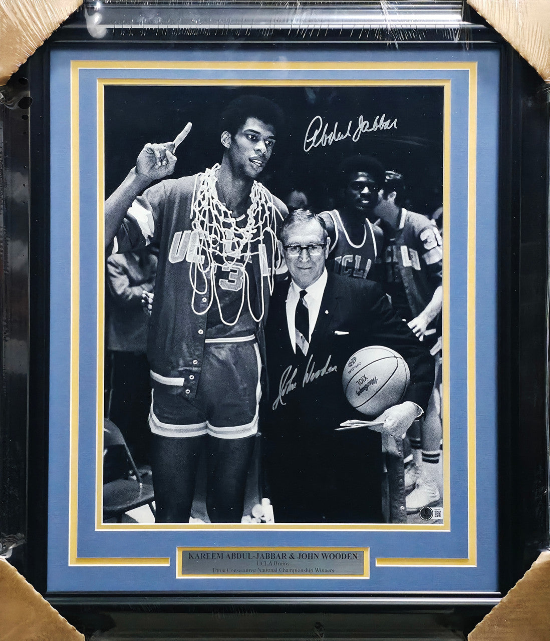 Kareem Abdul-Jabbar & John Wooden Autographed Framed 16x20 Photo UCLA Bruins Beckett BAS #AE85500