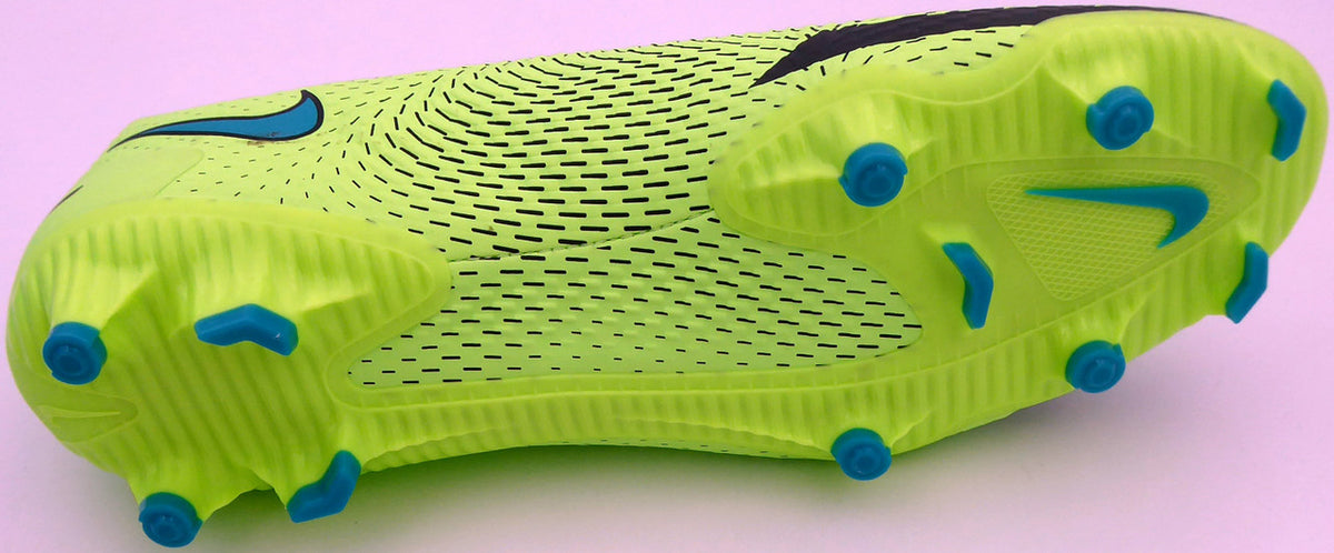 Mason Mount Autographed Green Nike Phantom Cleat Shoe Chelsea F.C. Size 10 Beckett BAS #K06326