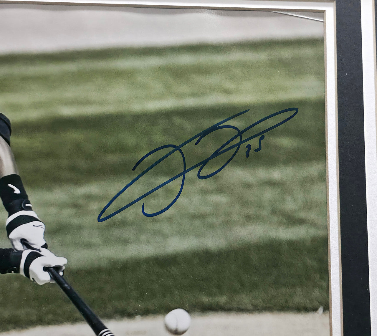 Frank Thomas Autographed Framed 16x20 Photo Chicago White Sox Beckett BAS Witness Stock #253650