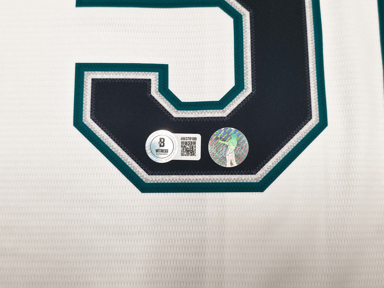Seattle Mariners Ichiro Suzuki Autographed White Nike Hall of Fame Patch Jersey Size XL IS Holo & Beckett BAS Witness Stock #256858