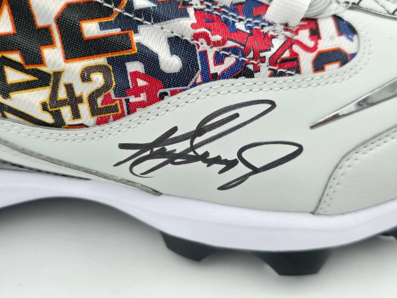 Ken Griffey Jr. Autographed White Nike Griffey 2 Mcs Jackie Robinson Day Baseball Cleats Seattle Mariners Size 11.5 Beckett BAS Witness Stock #262143