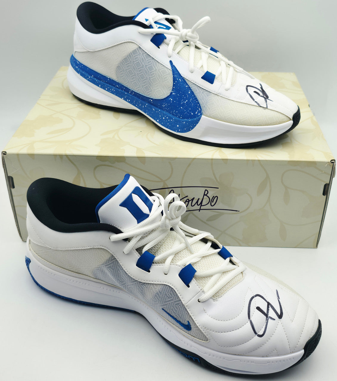 Giannis Antetokounmpo Autographed 2022 Player Exclusive (PE) Promo Oregon Black Nike Zoom Freak 4 NCAA Shoes Size 16 (With Box) Beckett BAS Witness #3W396582 & #3W396583