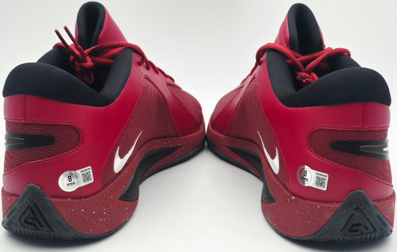 Giannis Antetokounmpo Autographed 2021 Player Exclusive (PE) Promo Zoom Freak 2 Shoes Bucks Size 17 Beckett BAS Witness Stock #252593