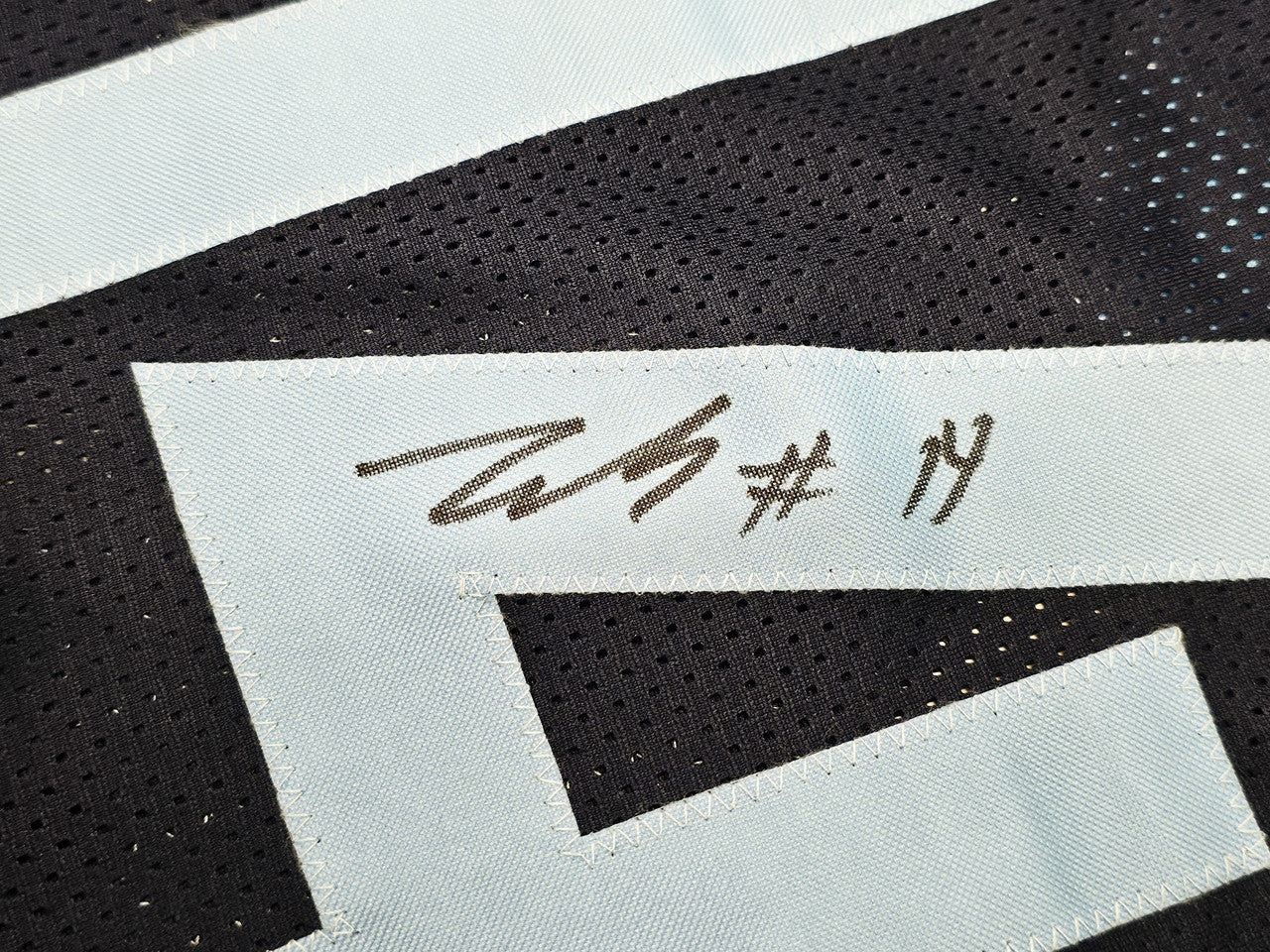 Memphis Grizzlies Zach Edey Autographed Blue Jersey Beckett BAS Witness Stock #249027