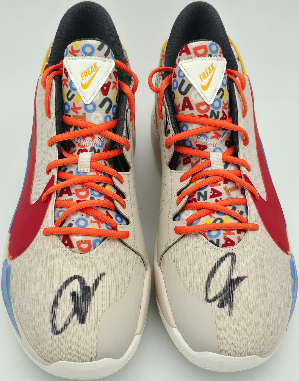 Giannis Antetokounmpo Autographed Black Nike Zoom Freak 5 Shoes Bucks Size 16 (No Box) Beckett BAS Witness #3W396365 & #3W396366