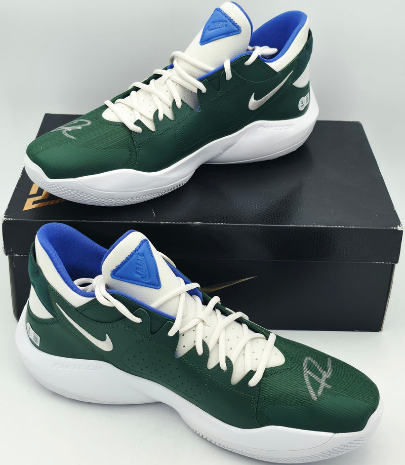Giannis Antetokounmpo Autographed Black Nike Zoom Freak 2 Shoes Bucks Size 16 (No Box) Beckett BAS Witness #3W396329 & #3W396330