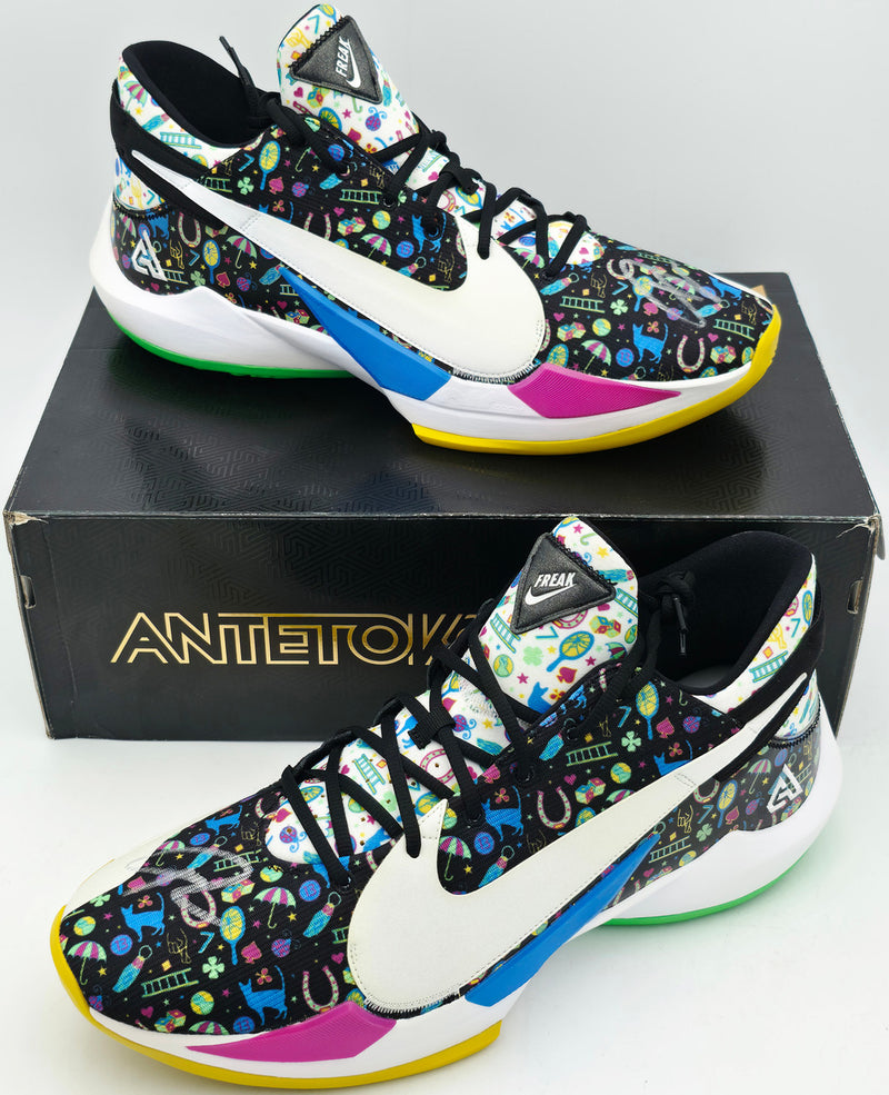 Giannis Antetokounmpo Autographed White Nike Zoom Freak 5 Shoes Bucks Size 17 (With Box) Beckett BAS Witness #3W396331 & #3W396332