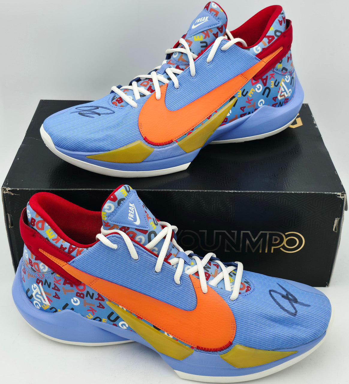 Giannis Antetokounmpo Autographed Blue Nike Zoom Freak 3 Shoes Bucks Size 16 (No Box) Beckett BAS Witness #3W395131 & #3W395132