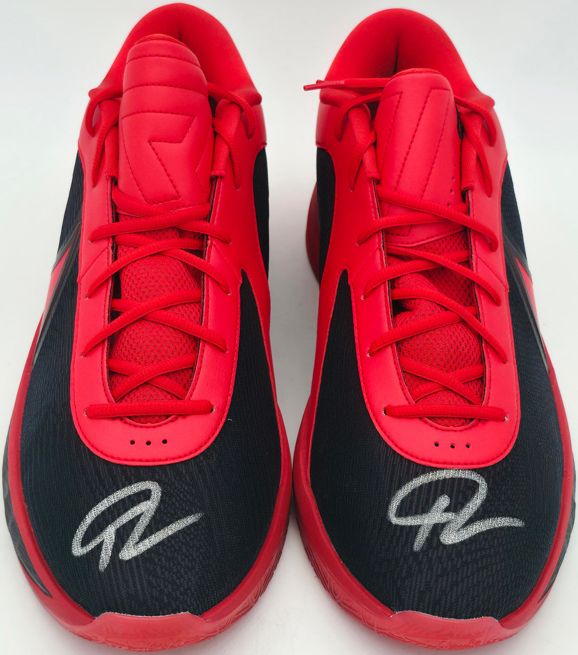 Giannis Antetokounmpo Autographed 2019 Player Exclusive (PE) Promo White Nike Zoom Freak 1 Shoes Bucks Size 17 Beckett BAS Witness Stock #252757