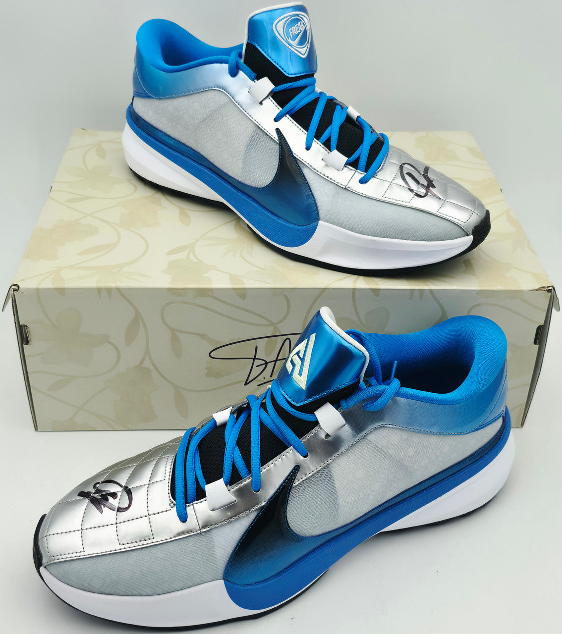 Giannis Antetokounmpo Autographed 2023 Player Exclusive (PE) Promo Blue Nike Zoom Freak 5 Shoes Bucks Size 17 Beckett BAS Witness Stock #252700